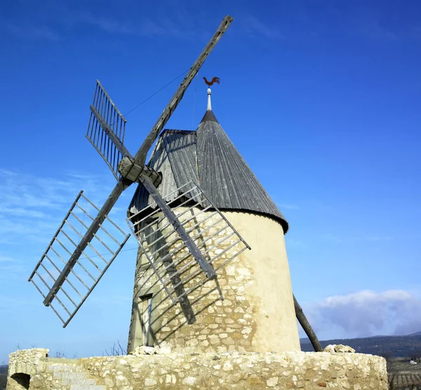 Wiatrak Villeneuve Minervois Francja — Zdjęcie stockowe