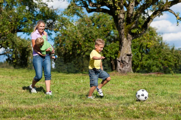 Familia Feliz Está Jugando Fútbol Verano — Foto de Stock