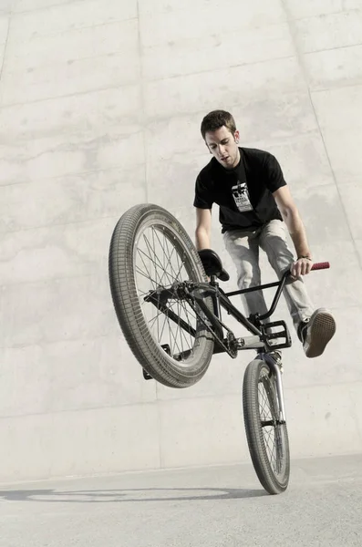 Joven Ciclista Bmx Sobre Fondo Gris Hormigón Urbano —  Fotos de Stock