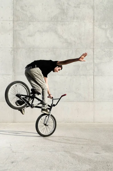 Jovem Bmx Ciclista Fundo Concreto Urbano Cinza — Fotografia de Stock