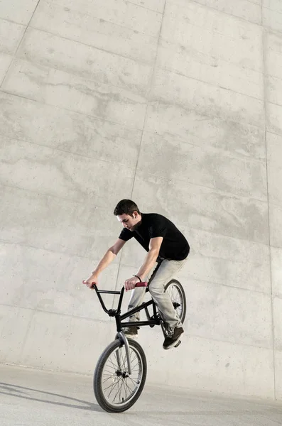 Jeune Cycliste Bmx Sur Fond Béton Urbain Gris — Photo