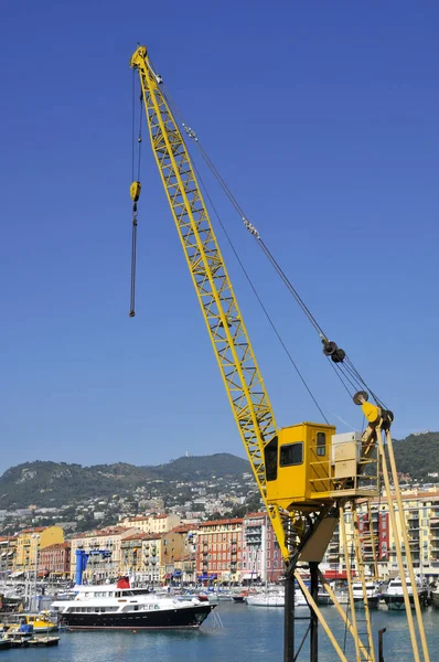 Sárga Daru Közelsége Nizza Kikötőjében Délkelet Franciaországban Alpes Maritimes Megyében — Stock Fotó