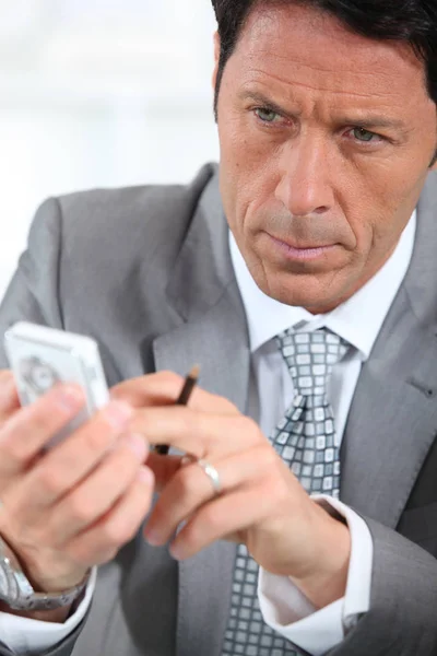 Executivo Masculino Usando Celular — Fotografia de Stock