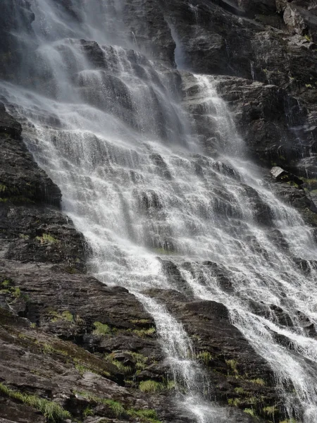 Hermosa Cascada Sobre Fondo Naturaleza — Foto de Stock