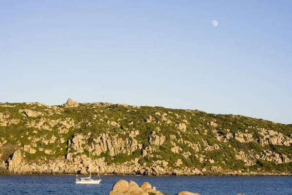 Liten Vit Båt Kvällen Vid Kusten Norra Sardinien — Stockfoto
