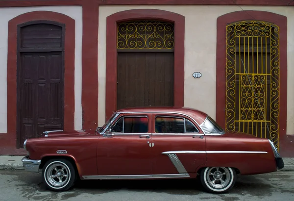 Roter Oldtimer Auf Der Straße — Stockfoto