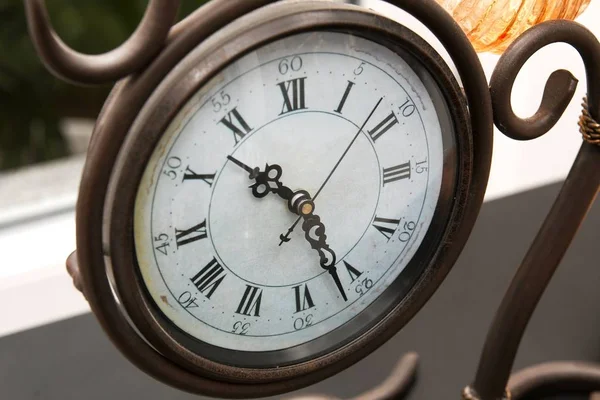 ヴィンテージアナログ時計の顔 — ストック写真