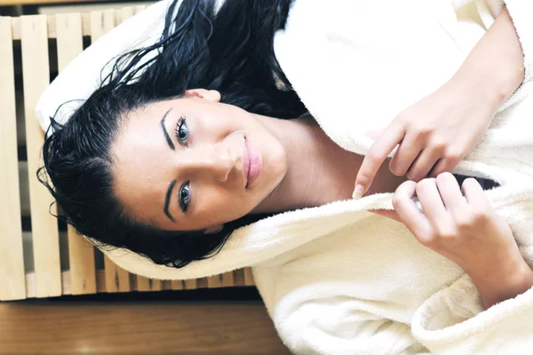 Genç Güzel Kadın Buhar Banyosu Arıtma Bitiş Ahşap Sauna Beyaz — Stockfoto