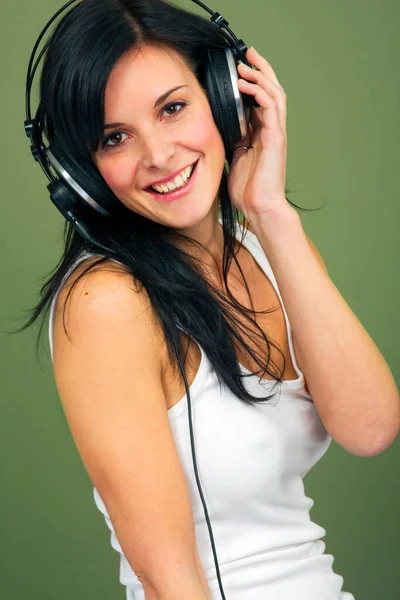 Mooie Gelukkig Vrouwen Luisteren Muziek Hoofdtelefoon — Stockfoto
