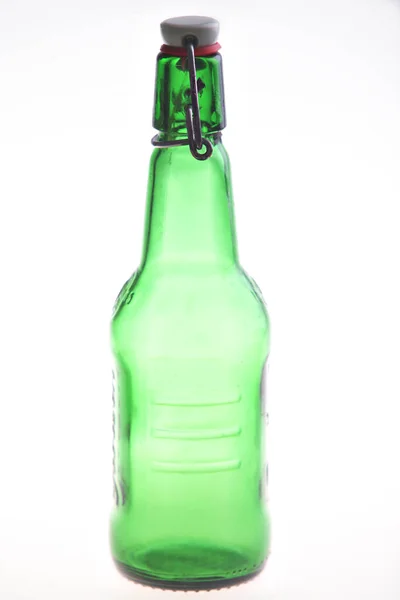 Studio Shot Van Een Groene Fles Geïsoleerd Wit — Stockfoto