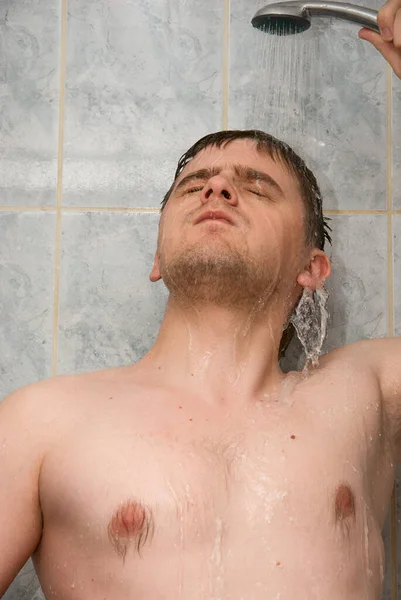 Άνθρωπος Που Έχει Ντους Στο Μπάνιο — Φωτογραφία Αρχείου