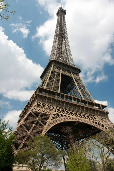 Lkbaharda Eyfel Kulesi Nin Geniş Açılı Görüntüsü Paris Fransa — Stok fotoğraf