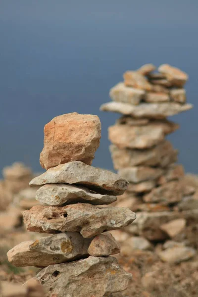 Escultura Pedra Uma Pirâmide Nas Rochas — Fotografia de Stock