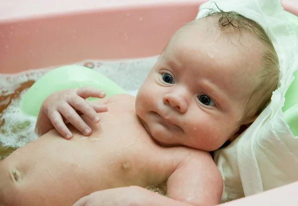 風呂で泳ぐ赤ん坊 — ストック写真