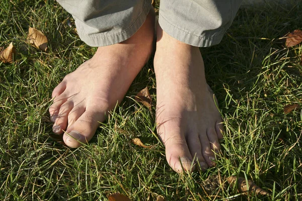 Piedi Nudi Nell Erba — Foto Stock