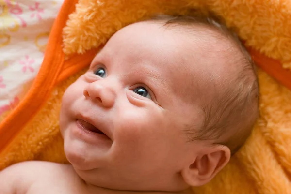 Ritratto Bambino Ridente Sdraiato Sul Letto — Foto Stock