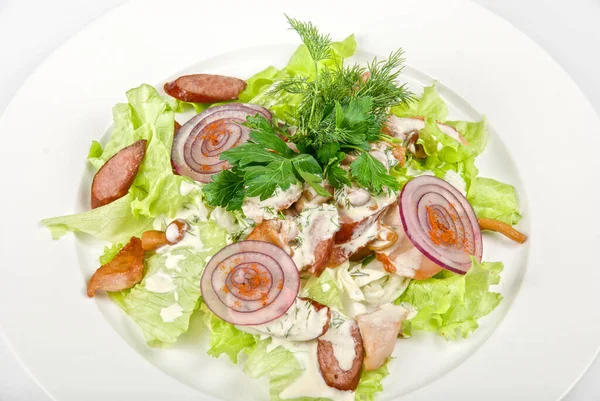 ソーセージと野菜の白い背景の上でおいしいサラダ皿とクローズ アップ — ストック写真