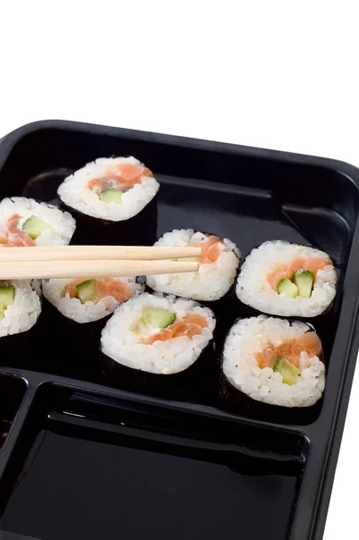 用筷子在板上的寿司卷 — 图库照片