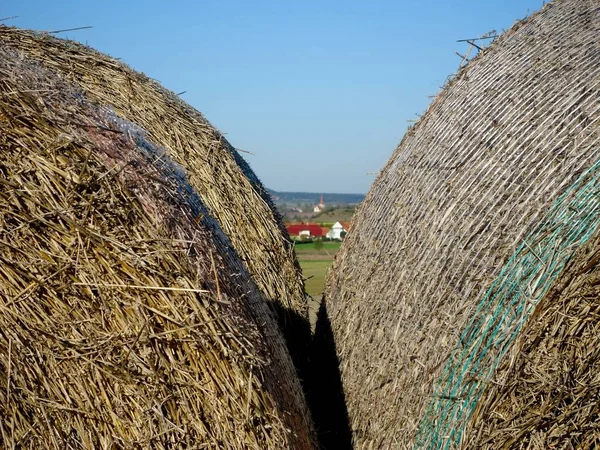 Strohballen Mit Dorf — Stockfoto