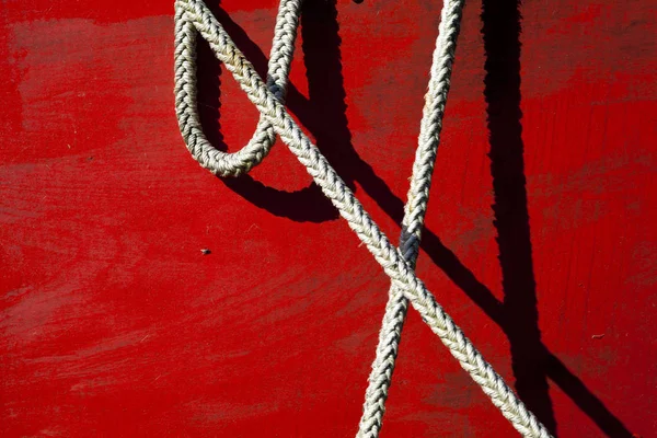 ロープで赤で船を — ストック写真
