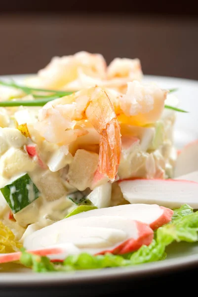 Salad Udang Daging Kepiting Mentimun Apel Kentang Selada Jagung Telur — Stok Foto