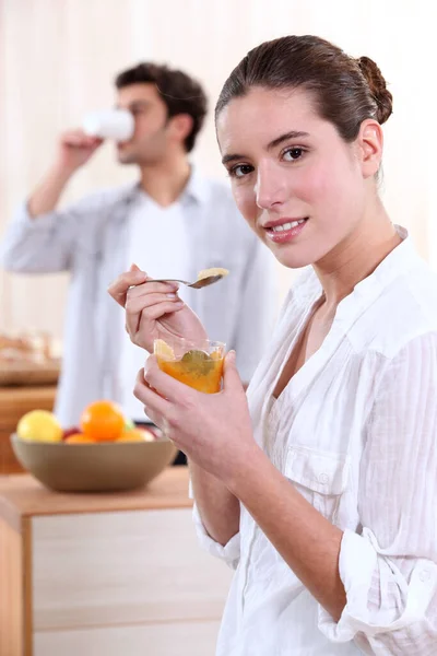 Hombre Mujer Joven Desayunando — Foto de Stock