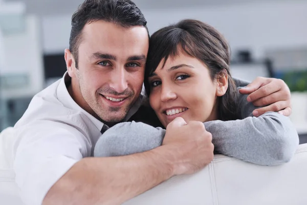 Heureux Jeune Couple Détendre Maison Moderne Salon Intérieur — Photo