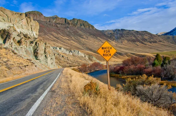 Een Verkeersbord Waarschuwt Voor Mogelijk Gevallen Rots Een Schilderachtige Snelweg — Stockfoto
