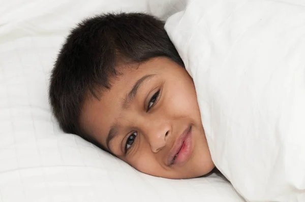 Красива Індійська Дитина Посміхається Тобі — стокове фото