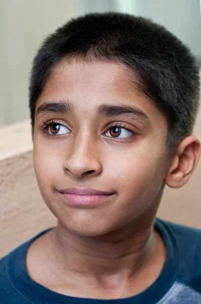 Очаровательный День Молодого Индийского Мальчика Мечтающего — стоковое фото