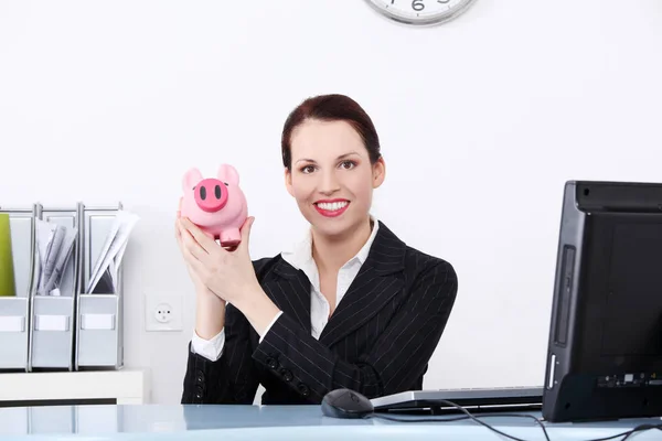 Hübsche Kaukasische Geschäftsfrau Hält Sparschwein Büro — Stockfoto