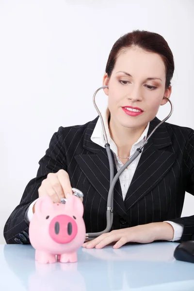 Vrij Kaukasische Zakenvrouw Onderzoeken Haar Piggy Bank Achter Tafel — Stockfoto