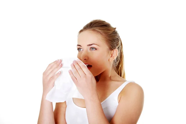 Mujer Adolescente Con Tejido Estornudos — Foto de Stock