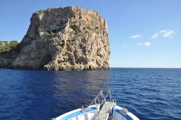 Πλοίο Στη Νοτιοδυτική Ακτή Της Μαγιόρκα — Φωτογραφία Αρχείου