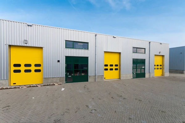 Almacén Industrial Con Puertas Rodillos Verdes Amarillas — Foto de Stock