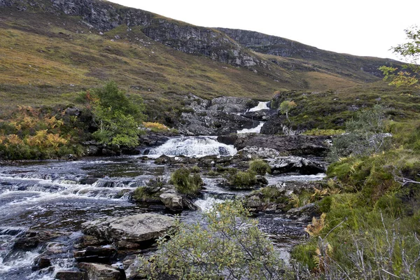 Liten Flod Skotska Högländerna Flyter Genom Hedar — Stockfoto