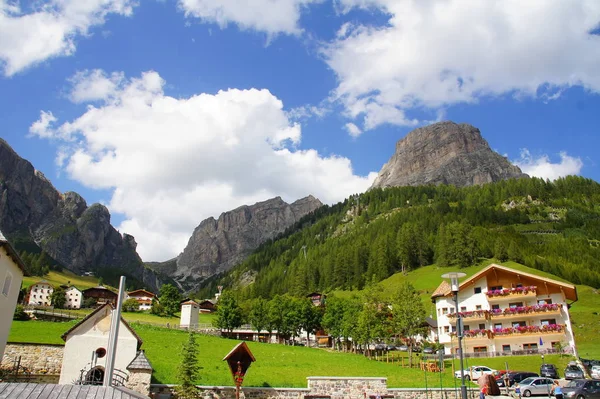 Blick Über Den Colfosco Friedhof Auf Den Gipfel Des Sassongher — Stockfoto