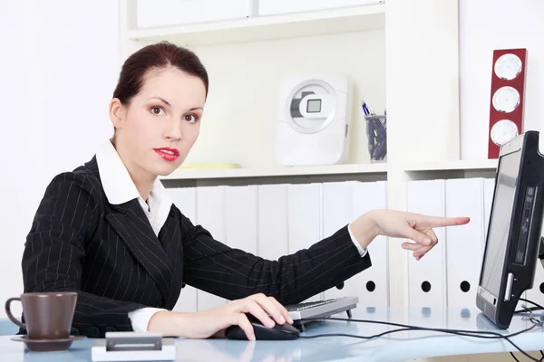 Bastante Caucásica Mujer Negocios Señalando Monitor —  Fotos de Stock