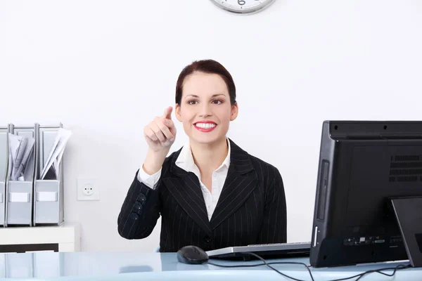 Bonita Caucasiana Sorridente Empresária Apertando Botão Abstrato Escritório — Fotografia de Stock