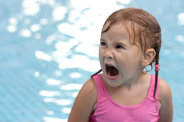 Kleines Mädchen Pool Öffnete Ihren Mund Weit — Stockfoto