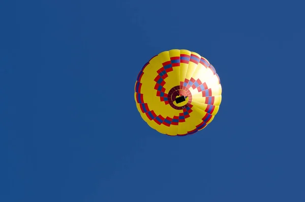 Ballon Air Chaud Contre Ciel Bleu — Photo