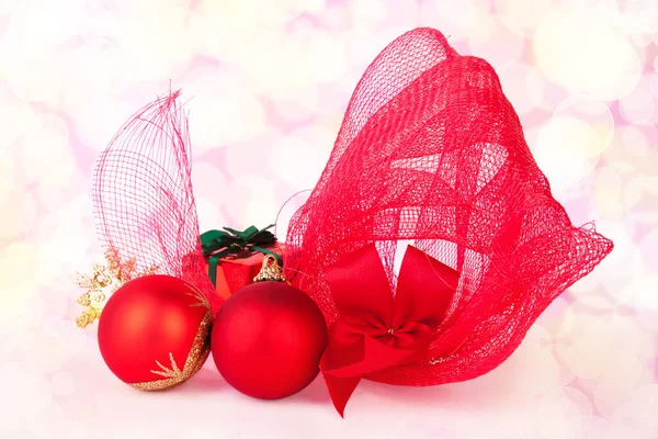 Weihnachten Hintergrund Rot Mit Kugeln Band Und Geschenk Bokeh Lichteffekt — Stockfoto