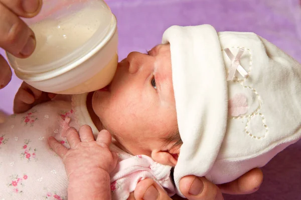Bebé Comiendo Biberón — Foto de Stock