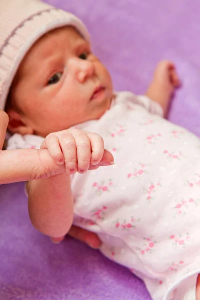 Νεογέννητο Κοριτσάκι Ροζ Καπέλο — Φωτογραφία Αρχείου