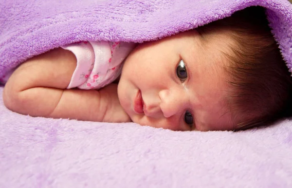 Sød Baby Pige Lyserødt Håndklæde - Stock-foto