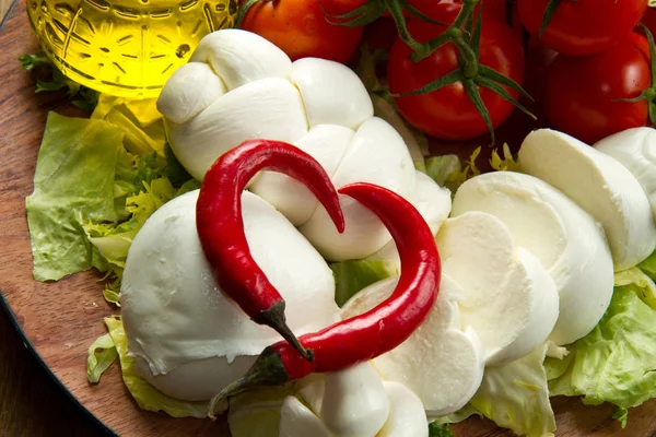 Einen Frischen Italienischen Mozzarella Mit Tomaten — Stockfoto
