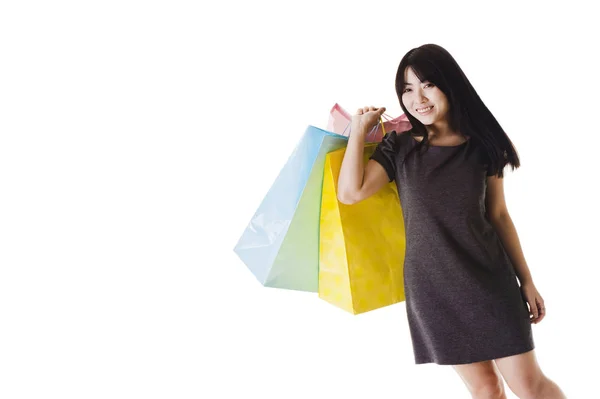 Όμορφη Κινέζα Γυναίκα Τσάντες Για Ψώνια Μπροστά Λευκό Φόντο — Φωτογραφία Αρχείου