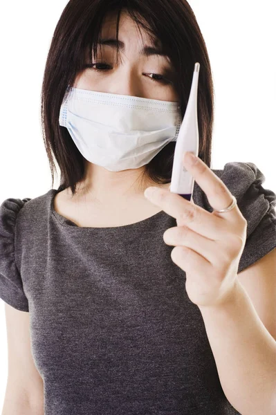 Gros Plan Une Chinoise Malade Portant Masque Facial Lisant Thermomètre — Photo