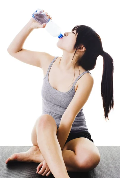 Mujer China Sentada Una Esterilla Yoga Bebiendo Agua Una Botella — Foto de Stock