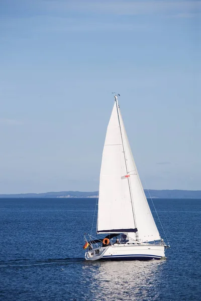 Vit Segelbåt Mot Blå Himmel Och Vatten Östersjön — Stockfoto